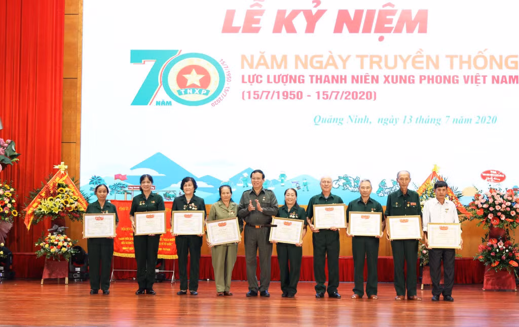 Các hội viên Hội Cựu TNXP tỉnh Quảng Ninh có nhiều thành tích xuất sắc đóng góp cho công tác Hội cựu TNXP được tuyên dương nhân dịp kỷ niệm 70 năm Ngày truyền thống lực lượng TNXP Việt Nam 15/7 (1950- 2020). Ảnh: Hội Cựu TNXP tỉnh cung cấp