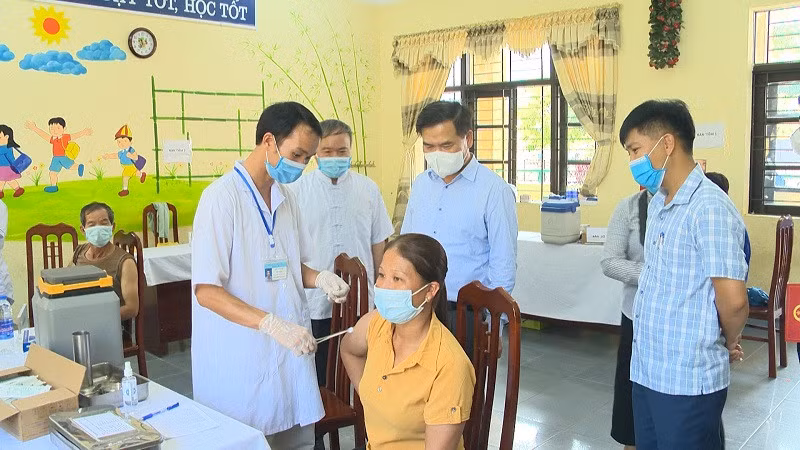 Đồng chí Bùi Văn Khắng, Phó Chủ tịch UBND tỉnh kiểm tra công tác tiêm vắc xin phòng Covid-19 cho người dân.