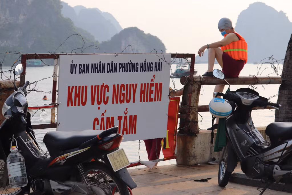 Chính quyền địa phương và các đơn vị chức năng đã cắm biển cảnh báo nguy hiểm và thường xuyên tuyên truyền về phòng chống đuối nước nhưng người dân vẫn không tuân thủ.