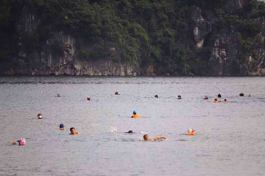 Khung giờ cao điểm từ 17 - 18h hằng ngày, dọc tuyến đường bao biển quanh khu vực Cung quy hoạch Hội chợ và Triển lãm tỉnh (phường Hồng Hải) có rất đông người dân tắm biển.
