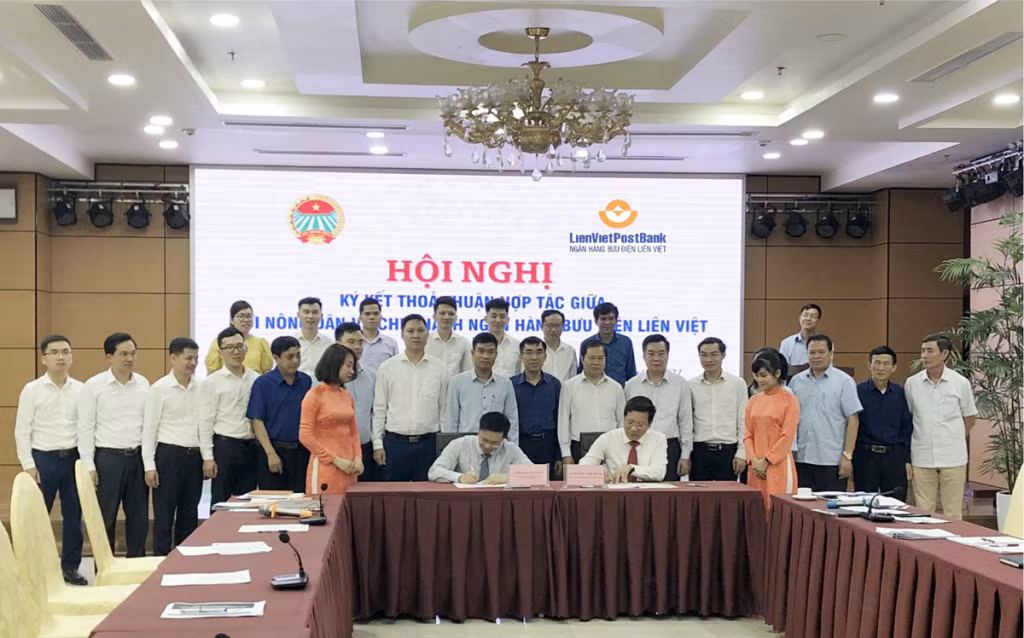 Hội Nông dân tỉnh ký chương trình hợp tác với Ngân hàng TMCP Bưu điện Liên Việt Chi nhánh Quảng Ninh về hoạt động vay vốn thông qua tổ liên kết, tháng 3/2021. Ảnh: Nguyên Ngọc