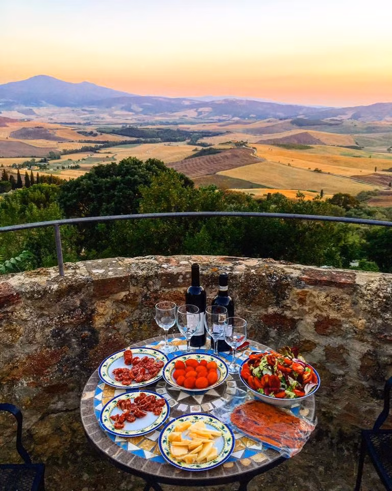 Du khách đến Tuscany có thể thuê xe tự lái để ghé thăm các thành phố, thị trấn hoặc tới Florence hoặc Siena rồi mua tour 1-2 ngày trải nghiệm các khu vực xung quanh, tận hưởng những đặc sản của vùng đất xinh đẹp và nhiều di sản thế giới này.