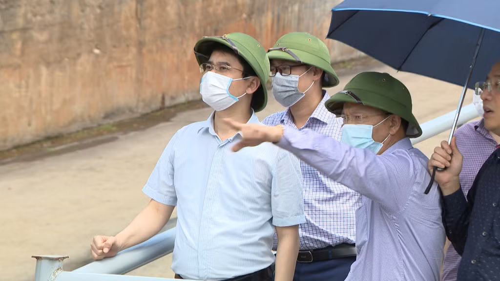 Đồng chí Phó Chủ tịch UBND tỉnh kiểm tra hoạt động của hồ Cao Vân.