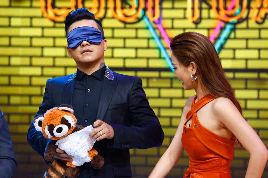 Tuấn Hưng trong thử thách thay bỉm. BTV Quốc Khánh, Tuấn Hưng xúc động nghẹn ngào trên sóng VTV