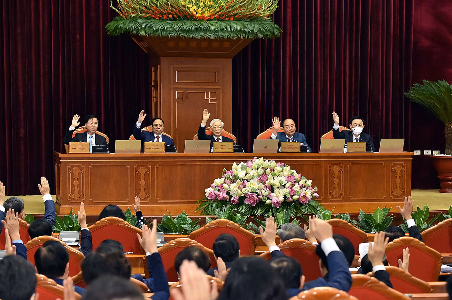 Ủy viên Bộ Chính trị, Chủ tịch nước Nguyễn Xuân Phúc điều hành phiên khai mạc. Thường trực Ban Bí thư Võ Văn Thưởng báo cáo nội dung chương trình Hội nghị Trung ương 3, khóa XIII Tại Hội nghị, Trung ương sẽ thảo luận kế hoạch phát triển kinh tế-xã hội giai đoạn 5 năm 2021-2025; xem xét, ban hành Quy chế làm việc của Ban chấp hành Trung ương, Bộ Chính trị, Ban Bí thư và Quy chế làm việc của Ủy ban Kiểm tra Trung ương nhiệm kỳ khóa XIII; Quy định thi hành Điều lệ Đảng và Quy định về công tác kiểm tra, giám sát, kỷ luật của Đảng nhiệm kỳ khóa XIII. Tổng Bí thư Nguyễn Phú Trọng phát biểu khai mạc Hội nghị. Ban Chấp hành Trung ương cũng xem xét về việc tiếp tục kiện toàn nhân sự các chức danh lãnh đạo của các cơ quan Nhà nước (nhiệm kỳ Quốc hội khóa XV) để Quốc hội bầu hoặc phê chuẩn tại kỳ họp thứ nhất, Quốc hội khóa XV và một số vấn đề quan trọng khác. Hội nghị diễn ra trong không khí cả nước đang hân hoan, phấn khởi trước thành công rực rỡ của Đại hội lần thứ XIII của Đảng cũng như kết quả rất tốt đẹp của cuộc bầu cử ĐBQH khóa XV và HĐND các cấp nhiệm kỳ 2021-2026; toàn Đảng, toàn dân, toàn quân ta đang chung sức đồng lòng, vừa chủ động, tích cực phòng, chống dịch COVID-19, vừa nỗ lực phấn đấu hoàn thành nhiệm vụ phát triển kinh tế-xã hội đã đề ra. Trong ảnh: Các đại biểu biểu quyết thông qua chương trình làm việc của Hội nghị. Tại Hội nghị này, Bộ Chính trị đề nghị Ban Chấp hành Trung ương xem xét, giới thiệu nhân sự theo hướng: Đối với các chức danh Chủ tịch nước, Thủ tướng Chính phủ, Chủ tịch Quốc hội và 24 chức danh lãnh đạo khác của các cơ quan Nhà nước đã được Hội nghị Trung ương 2 khoá XIII bỏ phiếu giới thiệu hoặc cho ý kiến thông qua với số phiếu tín nhiệm cao thì Ban Chấp hành Trung ương không tiến hành bỏ phiếu giới thiệu hoặc lấy ý kiến lại. Tổng Bí thư Nguyễn Phú Trọng đề nghị các Ủy viên Trung ương tập trung nghiên cứu, thảo luận, cho ý kiến để tiếp tục hoàn thiện và xem xét, quyết định vào cuối kỳ họp.