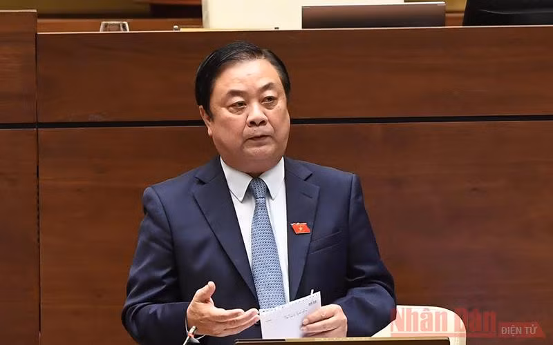 Bộ trưởng Nông nghiệp và Phát triển nông thôn Lê Minh Hoan báo cáo giải trình trước Quốc hội. (Ảnh: Duy Linh)