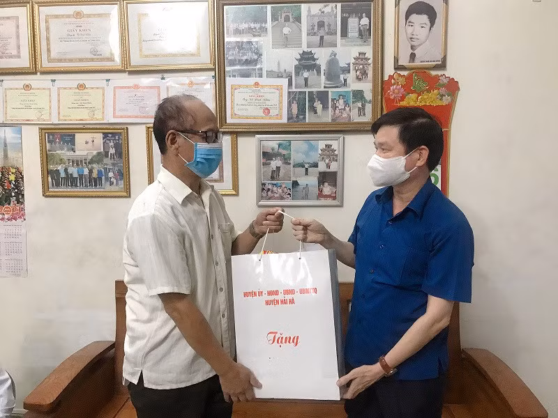 Đồng chí Phạm Xuân Đài, Tỉnh uỷ viên, Bí thư Huyện uỷ Hải Hà tặng quà của huyện Hải Hà cho các gia đình chính sách nhân dịp kỉ niệm 74 năm ngày thương binh liệt sỹ.