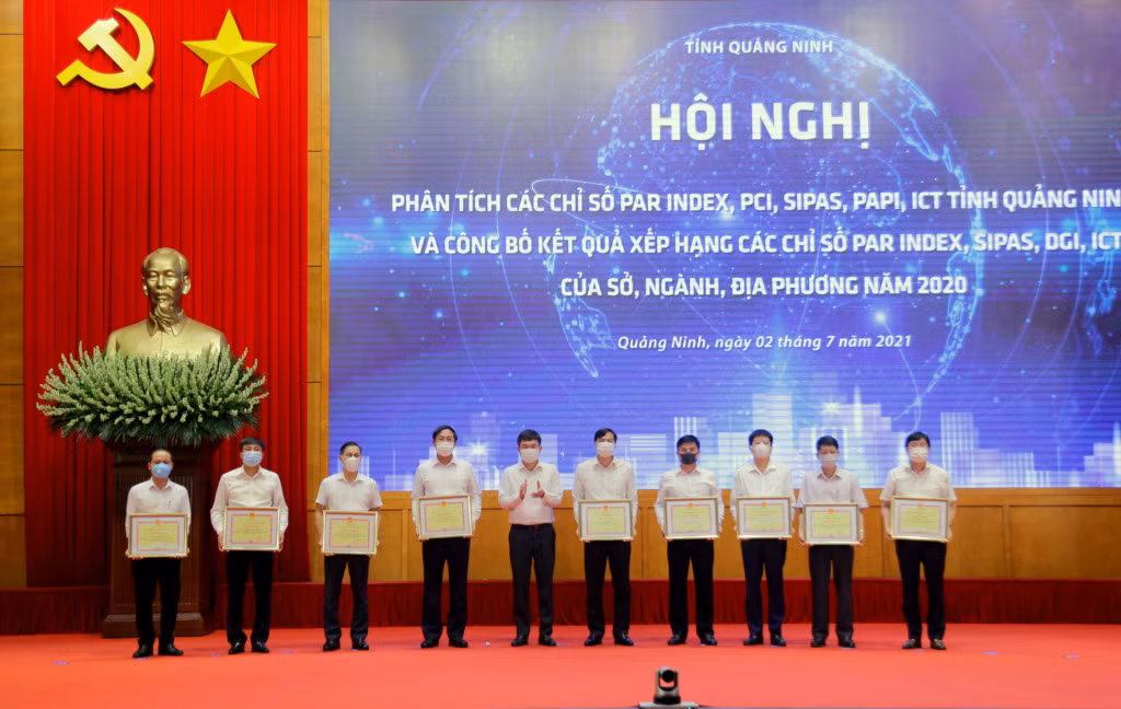Đồng chí Ngô Hoàng Ngân, Phó Bí thư Thường trực Tỉnh ủy, trao Bằng khen cho các tập thể, cá nhân có thành tích xuất sắc trong công tác tham mưu cải thiện môi trường đầu tư kinh doanh, nâng cao năng lực cạnh tranh của tỉnh năm 2020.