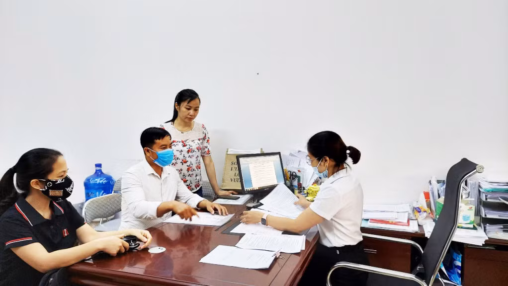 Công chứng viên Phòng Công chứng số 1 kiểm tra hồ sơ, hướng dẫn thủ tục cho người yêu cầu công chứng.