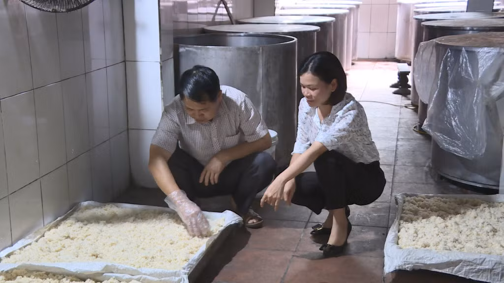 Cán bộ HND xã Thượng Yên Công (TP Uông Bí) trao đổi với hội viên sản xuất kinh doanh giỏi.