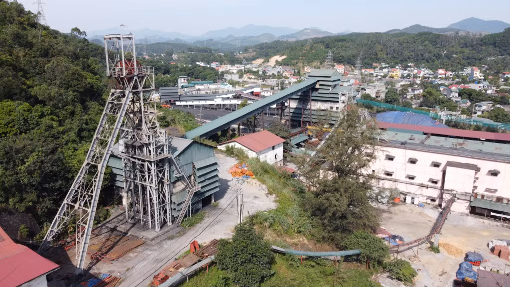 Sản xuất than tại lò chợ Cơ giới hóa hạng nhẹ Phân xưởng Khai thác 5 - Than Mông Dương (Ảnh Dương Phượng Đại)