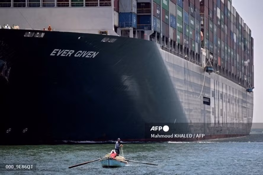 Hình ảnh siêu tàu Ever Given rời khỏi kênh đào Suez ngày 7.7. Ảnh: AFP