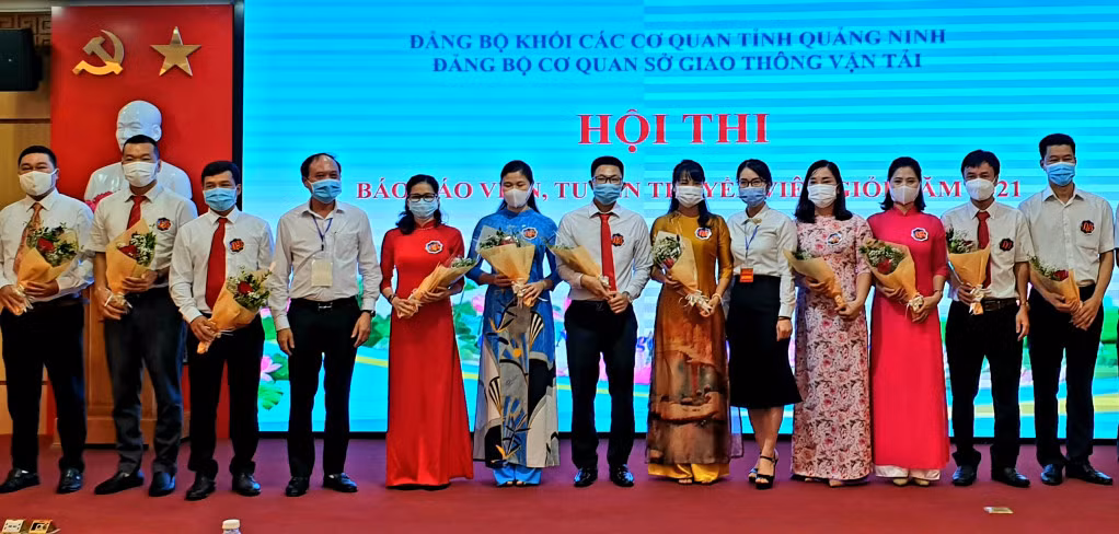 Ban tổ chức hội thi tặng hoa cho các thí sinh.