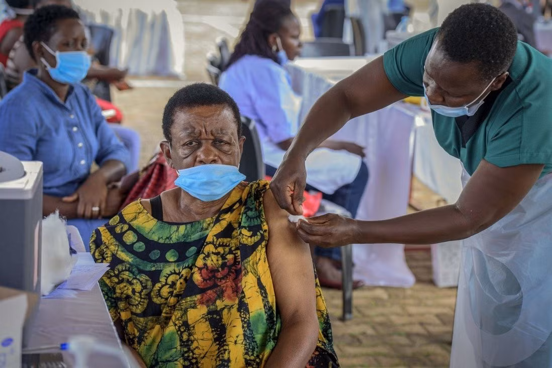 Một phụ nữ được tiêm vaccine tại Kampala, Uganda. Ảnh: AP
