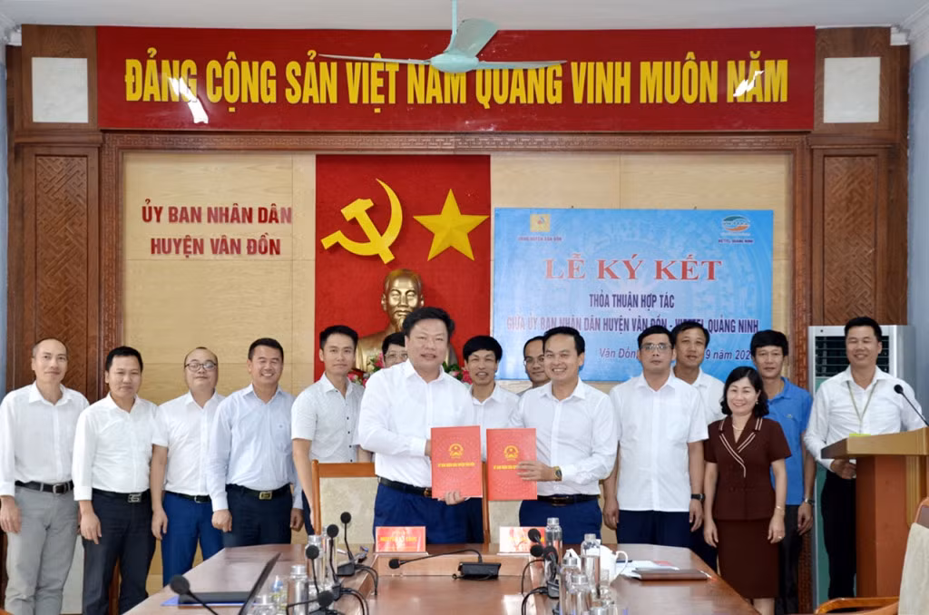 Viettel Quảng Ninh cùng huyện Vân Đồn ký kết thỏa thuận hợp tác về phát triển hạ tầng viễn thông và CNTT giai đoạn 2020-2025 (tháng 9/2020). Ảnh: Hoàng Nga