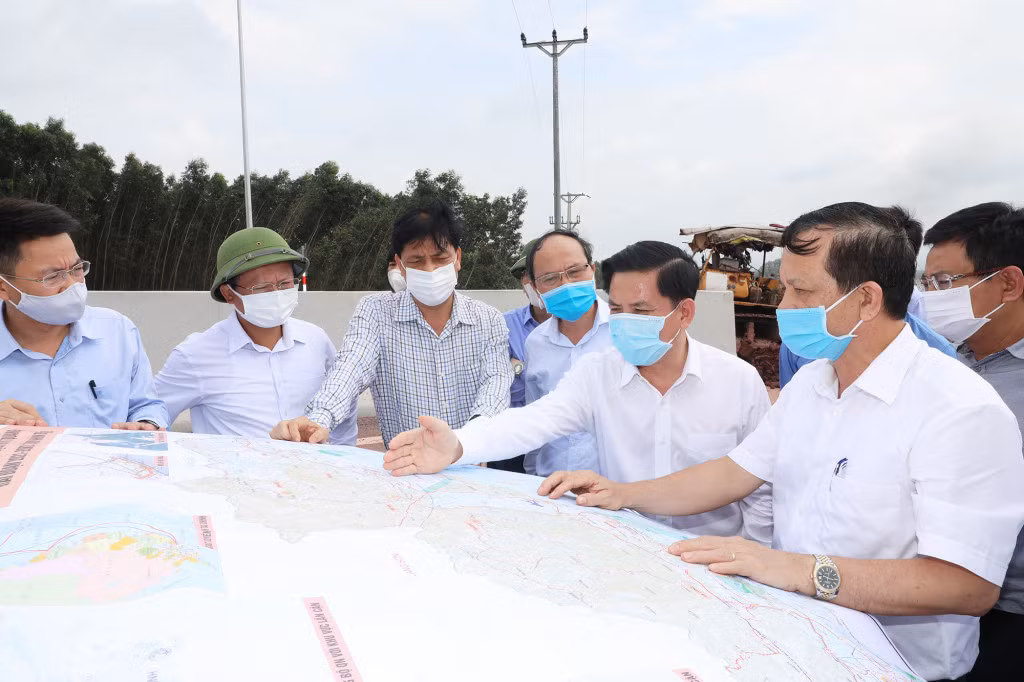 Bộ trưởng Bộ GT-VT Nguyễn Văn Thể kiểm tra công tác tổ chức thi công cao tốc Vân Đồn - Móng Cái, tháng 5/2021.