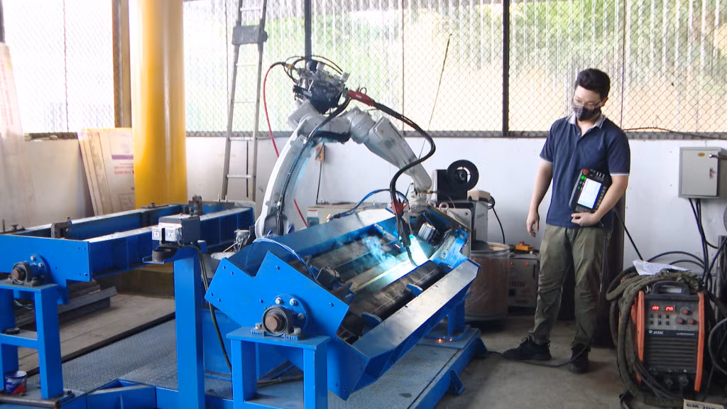 Robot hàn tự động có độ chính xác cao của Công ty CP Cơ khí Lê Hoàng Long (TP Uông Bí).