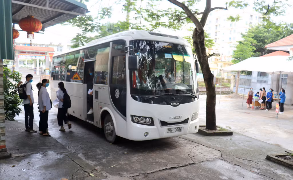 Các địa phương bố trí xe đưa đón các thí sinh nhà xa điểm thi, đảm bảo an toàn tối đa cho các em tham dự Kỳ thi.