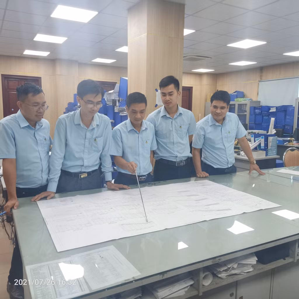 Anh Phạm Thành Công cùng các đồng nghiệp trao đổi về các phương án 