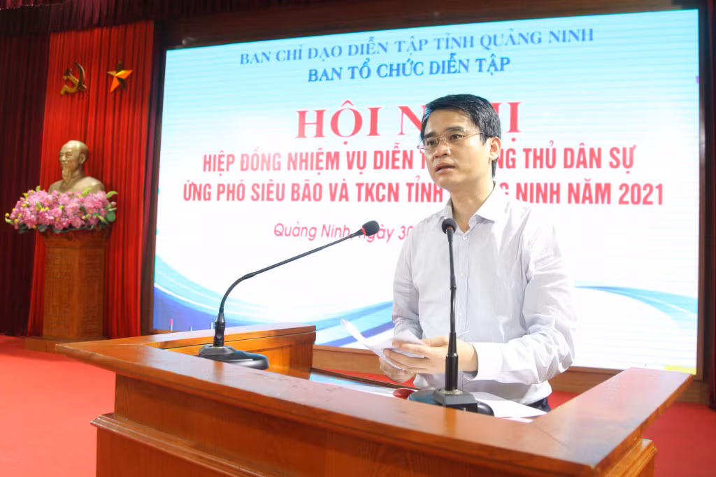 Đồng chí Phạm Văn Thành, Phó Chủ tịch UBND tỉnh, Phó trưởng Ban tổ chức diễn tập tỉnh phát biểu tại hội nghị.