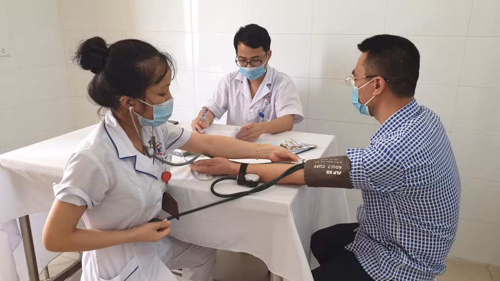 Kiểm tra sức khoẻ trước khi tiêm vắc-xin phòng Covid-19 tại Bệnh viện Đa khoa tỉnh.