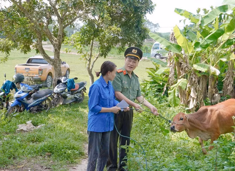 Huyện Đoàn Hải Hà phối hợp với Phòng Kỹ thuật Nghiệp vụ Công an tỉnh Quảng Ninh trao tặng bò giống sinh sản cho gia đình chị Phạm Thị Trịnh, thôn 2, xã Đường Hoa, huyện Hải Hà.