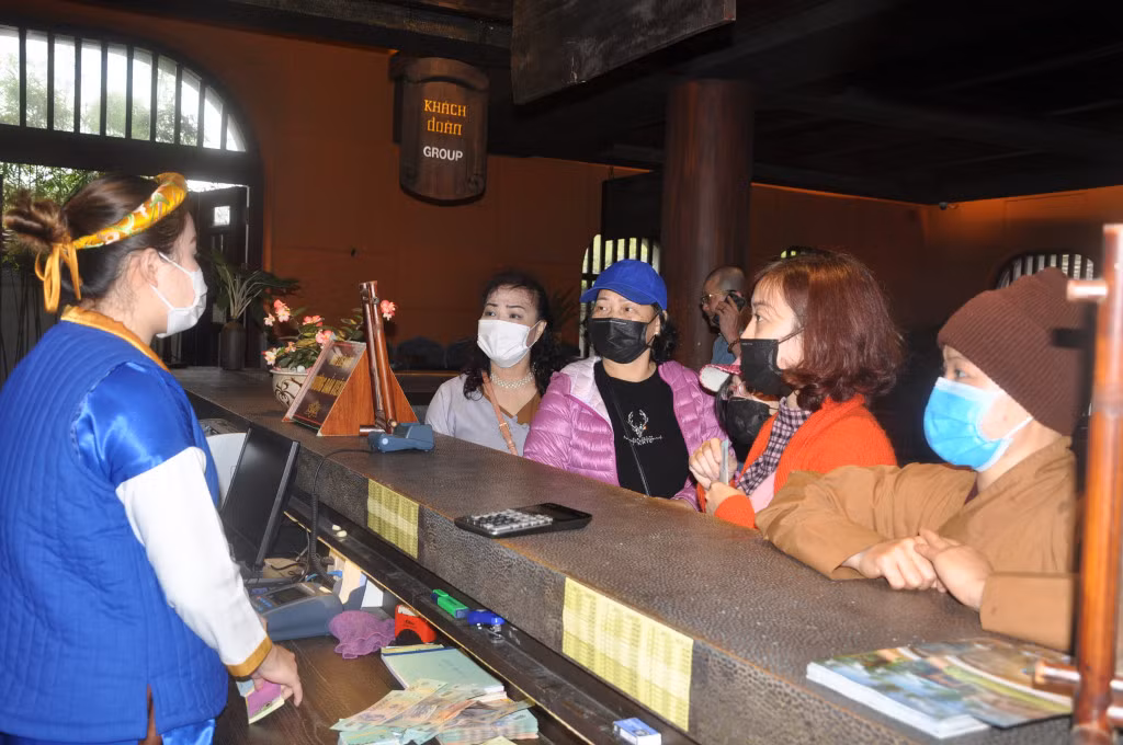 Đeo khẩu trang là yêu cầu bắt buộc với nhân viên và du khách tại Legacy Yên Tử kể từ khi có dịch Covid-19 đến nay.