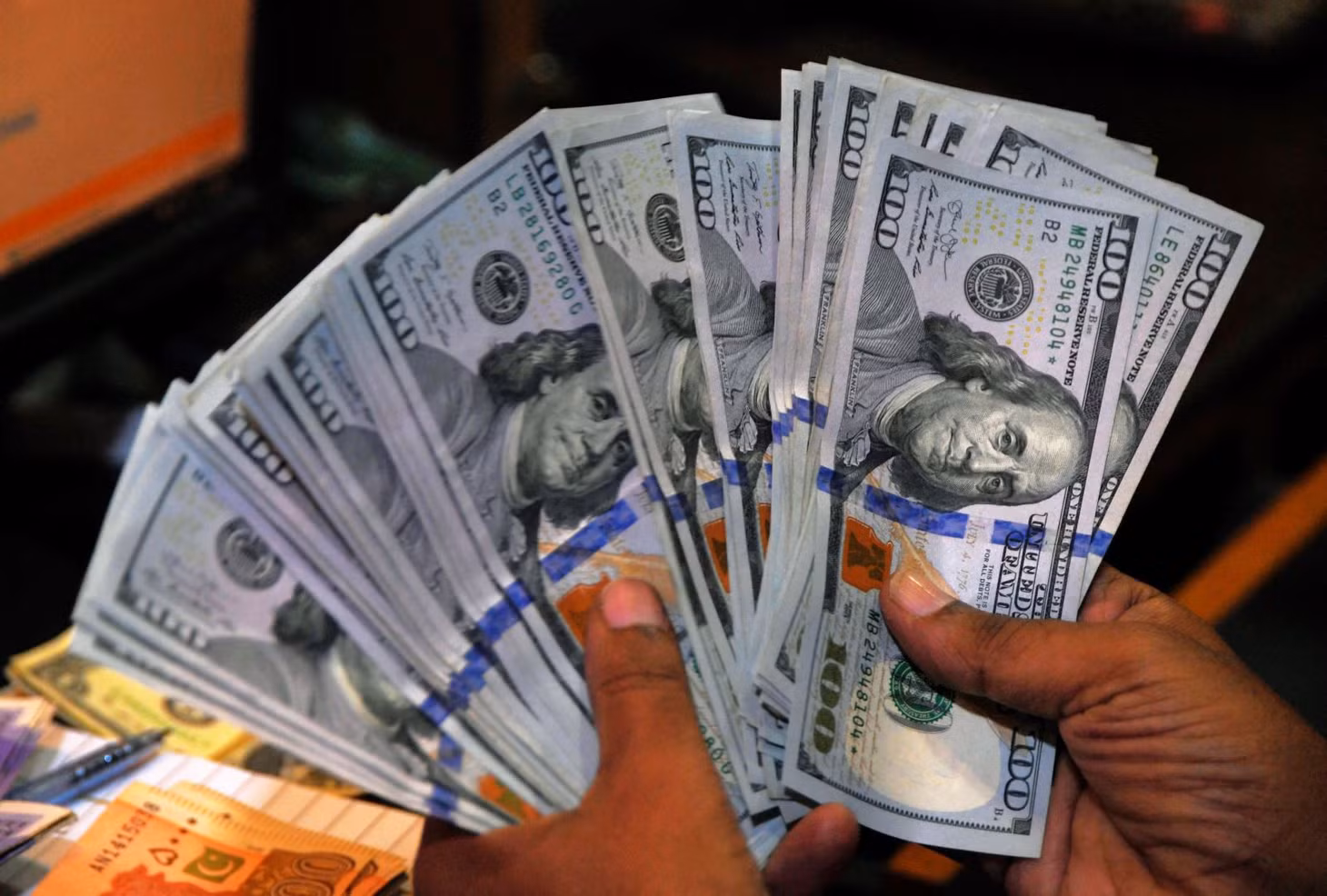 Tỷ giá trần mà các ngân hàng áp dụng hôm nay là 23.905 VND/USD và tỷ giá sàn là 22.512 VND/USD. Ảnh minh họa: TTXVN