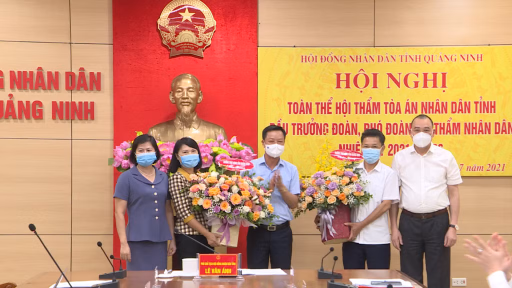 Lãnh đạo HĐND tỉnh, Toà án Nhân dân tỉnh và Ủy ban MTTQ Việt Nam tỉnh tặng hoa Trưởng đoàn và Phó Trưởng đoàn Hội thẩm nhân dân nhiệm kỳ 2021-2026.