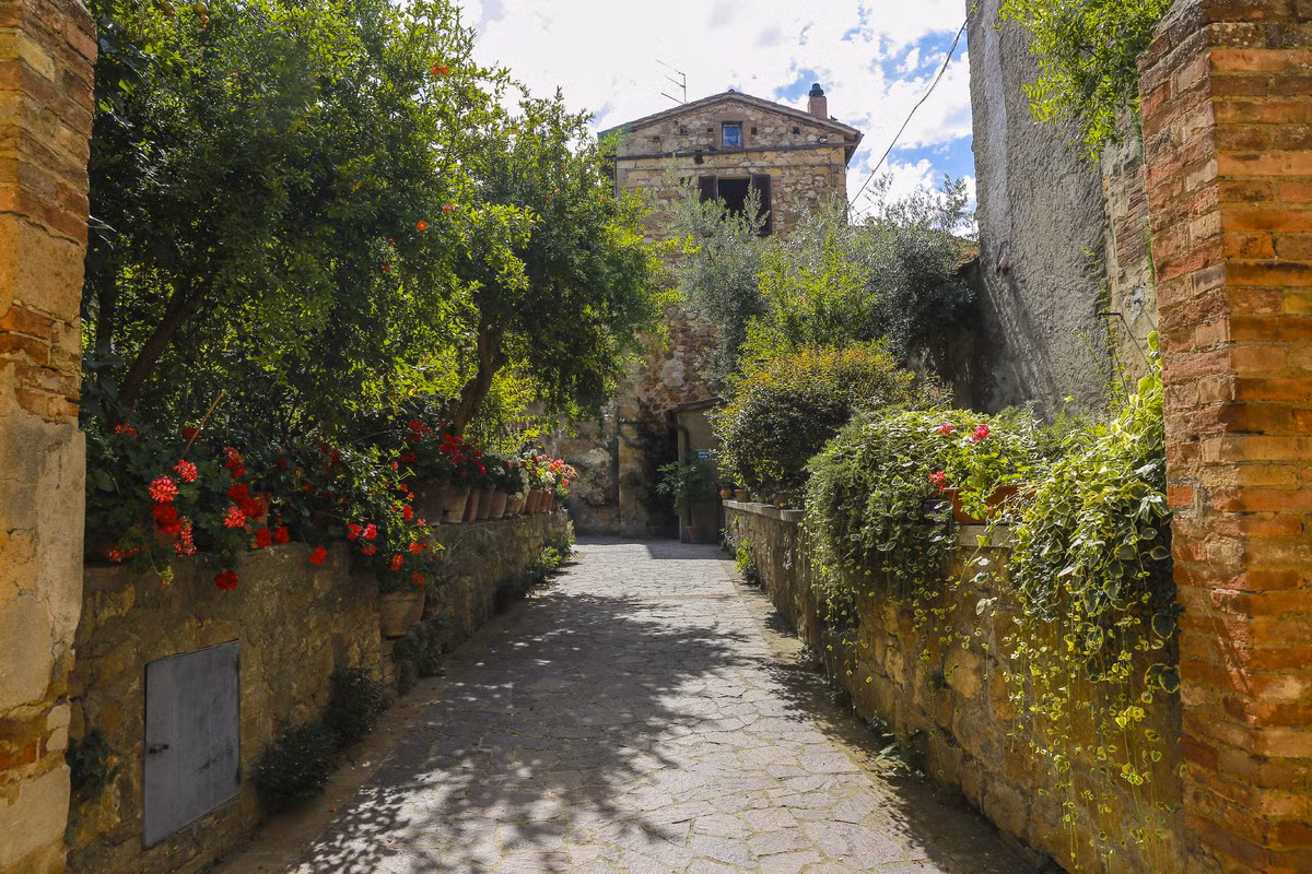 Du lịch vùng Tuscany còn ghi dấu trong lòng du khách bởi tháp nghiêng Pisa, vịnh Portofino quyến rũ, thị trấn Lucca với tường thành đồ sộ hay vùng nông thôn như tranh vẽ. Nhiều du khách ví von nơi đây như một thiên đường bị lãng quên.