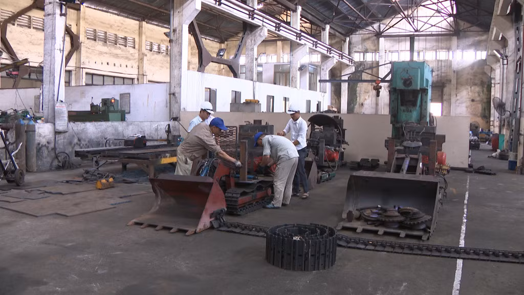 Máy xúc lật hông mini do Công ty CP Cơ khí ô tô Uông Bí sản xuất có tính cơ động cao, phát huy hiệu quả khai thác than trong các đường lò hẹp.
