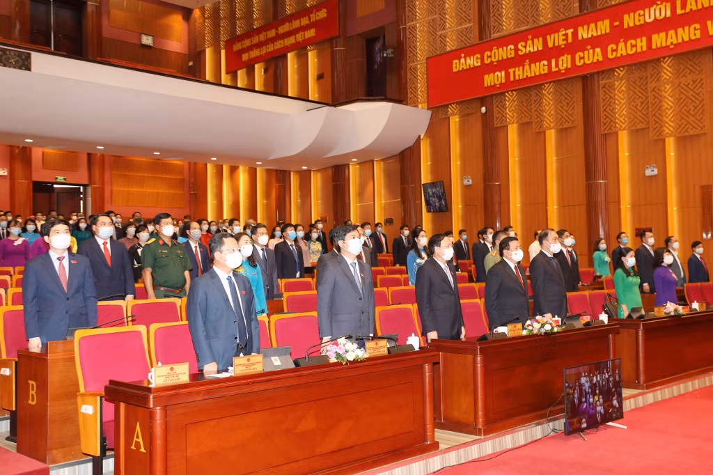Các đại biểu dự kỳ họp thứ 2 HĐND tỉnh khóa XIV làm lễ chào cờ.