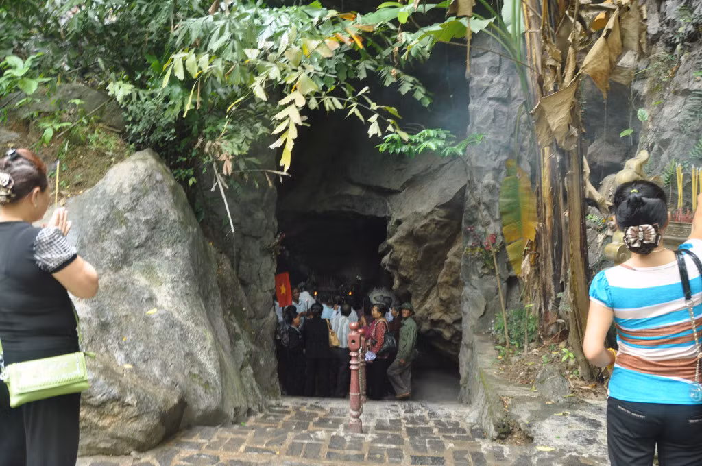 Hang Tám Cô (Quảng Bình) - một trong các di tích tiêu biểu về sự hy sinh oanh liệt của thanh niên xung phong thời kháng chiến chống Mỹ.