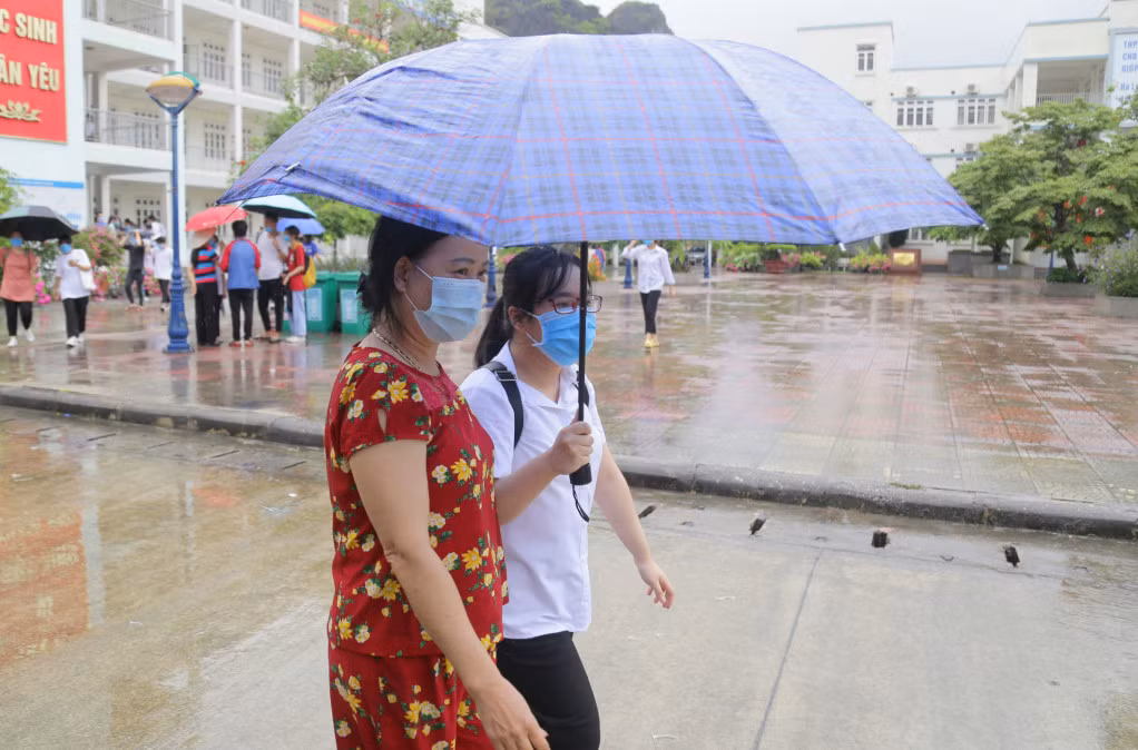 Các bậc phụ huynh đón con em sau khi giờ thi kết thúc.
