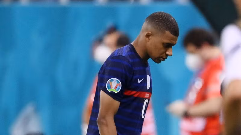 Mbappe cũng phải nhận nhiều chỉ trích sau quả đá hỏng luân lưu trước Thụy Sỹ