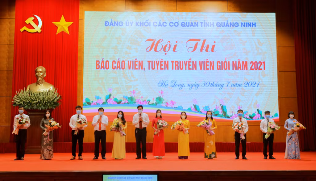 Ban Tổ chức tặng hoa cho 10 thí sinh xuất sắc tham gia Hội thi.