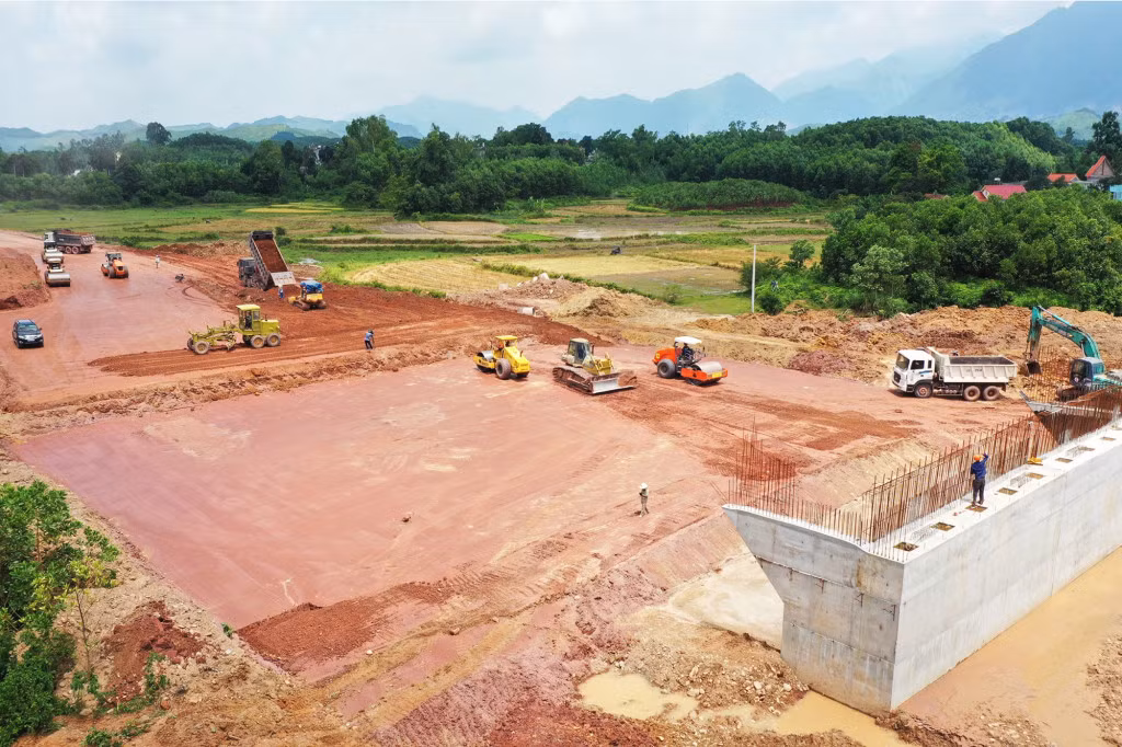 Tại cao tốc Vân Đồn - Móng Cái, các nhà thầu đang huy động nhân lực và phương tiện, thiết bị, máy móc nhiều hơn 1,5 lần so với dự thầu ban đầu.