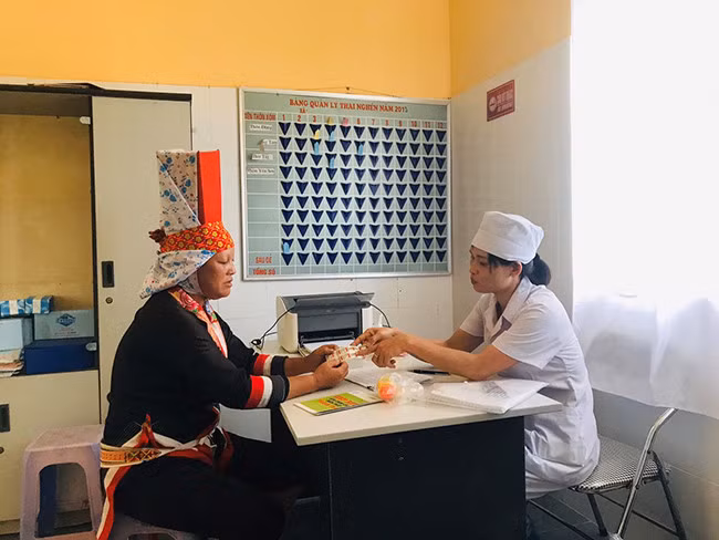 Phụ nữ trong độ tuổi sinh đẻ trên địa bàn xã Dực Yên, huyện Đầm Hà, được tư vấn, phát thuốc điều trị phụ khoa, phương tiện tránh thai miễn phí.