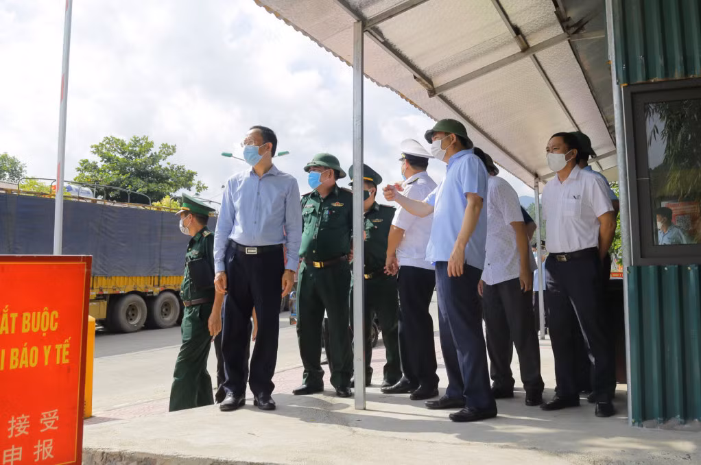 Đồng chí Phó Bí thư Thường trực Tỉnh ủy kiểm tra quy trình đổi lái xe và phun khử khuẩn phương tiện tại vạch phân quản trên cầu tạm tại Cửa khẩu Hoành Mô.
