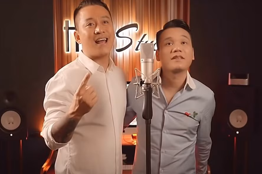 Tuấn Hưng - Khắc Việt là 2 sao Việt có nhiều hoạt động tích cực ủng hộ người dân trong "cuộc chiến" với dịch bệnh. Ảnh: NVCC