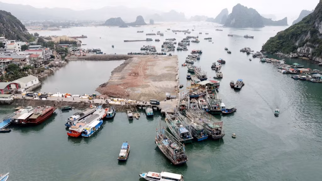 Dự án khu neo đậu tránh trú bão cấp vùng kết hợp cảng cá loại I tại thị trấn Cái Rồng (huyện Vân Đồn) hiện đạt 70% tiến độ. Theo kế hoạch sẽ được đưa vào sử dụng cuối năm 2021.