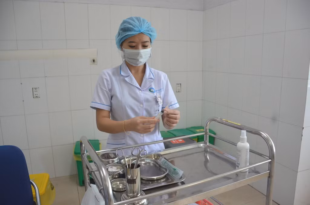Thuốc xử lý sốc phản vệ được chuẩn bị sẵn ở mỗi bàn tiêm. Ảnh chụp tại Bệnh viện Bãi Cháy.