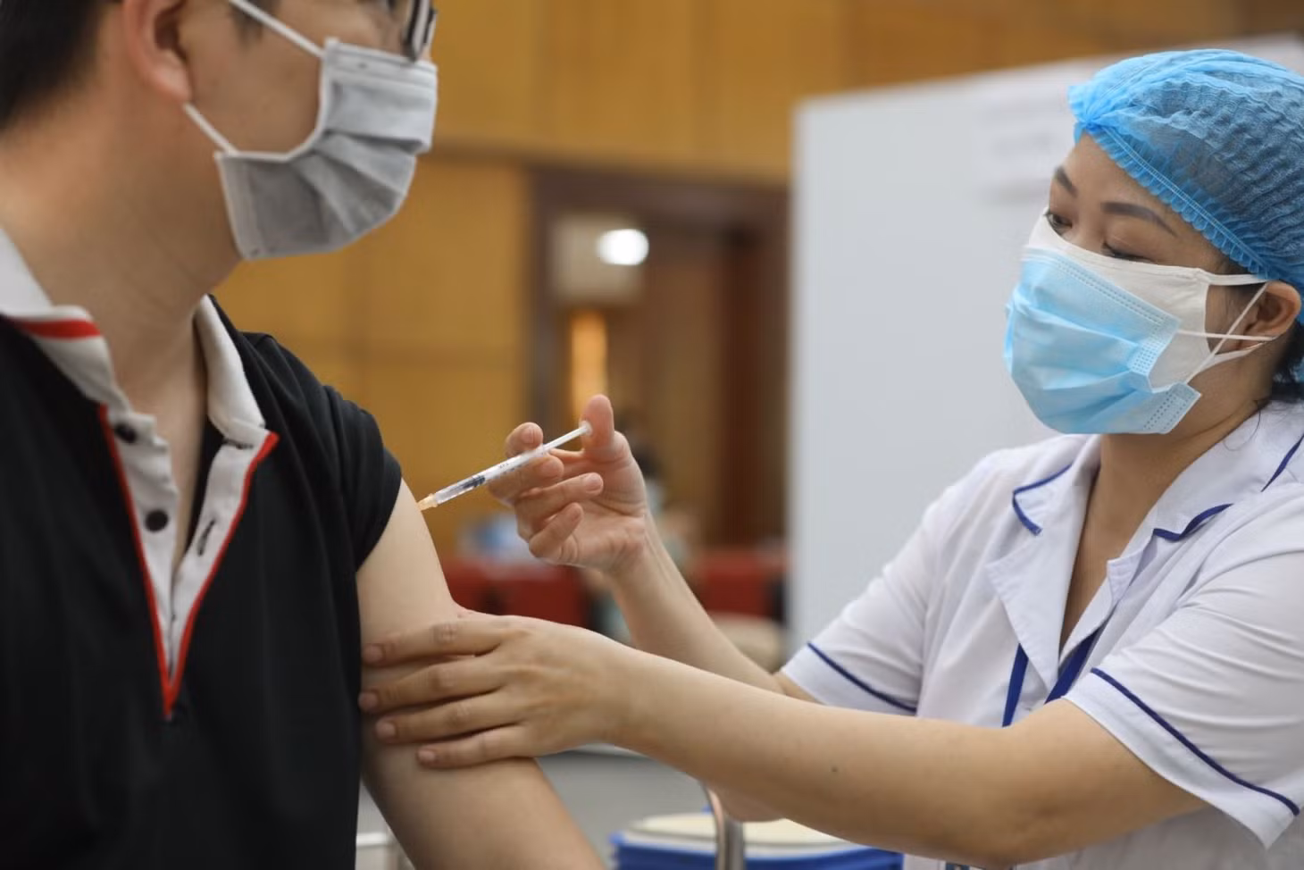 Nhân viên y tế quận Hai Bà Trưng (Hà Nội) tiêm vaccine phòng COVID-19 cho cán bộ, nhân viên thuộc trường Đại học Bách khoa Hà Nội. Ảnh: Minh Quyết/TTXVN