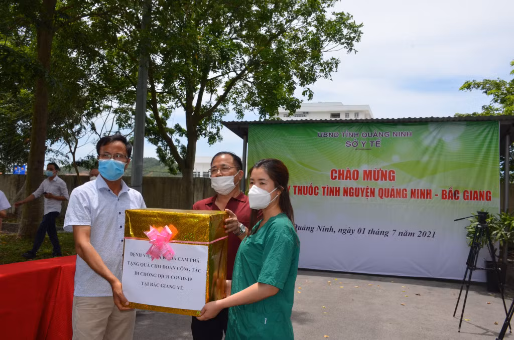 Đại diện lãnh đạo các đơn vị tặng quà chúc mừng các nhân viên y tế tham gia Đoàn thầy thuốc tình nguyện Quảng Ninh đến Bắc Giang vừa qua.