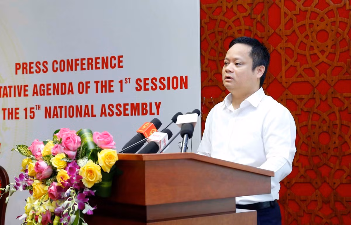 Phó Chủ nhiệm Văn phòng Quốc hội Vũ Minh Tuấn báo cáo tóm tắt dự kiến chương trình Kỳ họp thứ nhất, Quốc hội khóa XV. (Ảnh: Doãn Tấn/TTXVN)