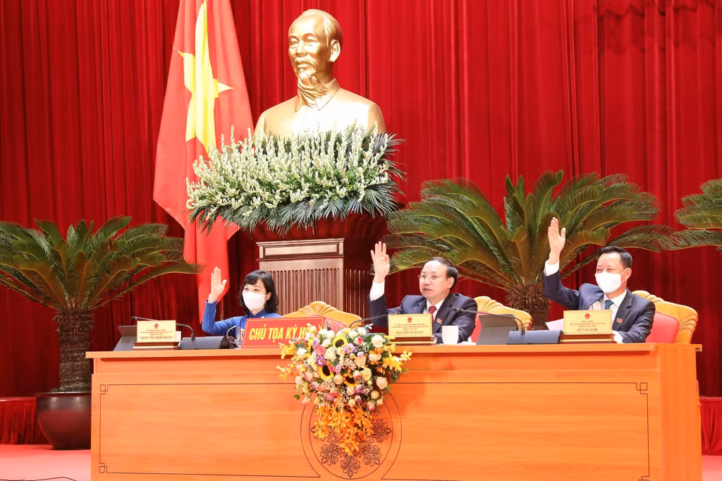 Chủ tọa kỳ họp biểu quyết thông qua Nghị quyết kỳ họp.