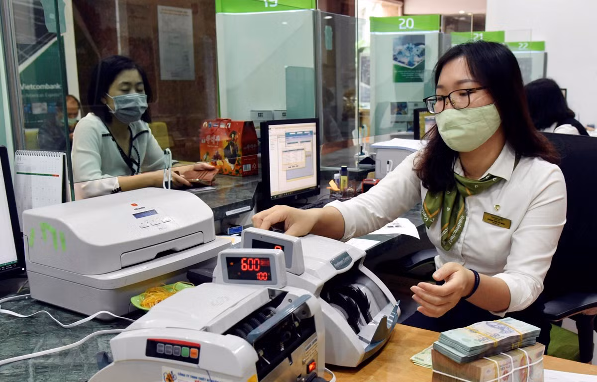 Khách hàng giao dịch tại Hội sở Vietcombank. (Ảnh: Trần Việt/TTXVN)