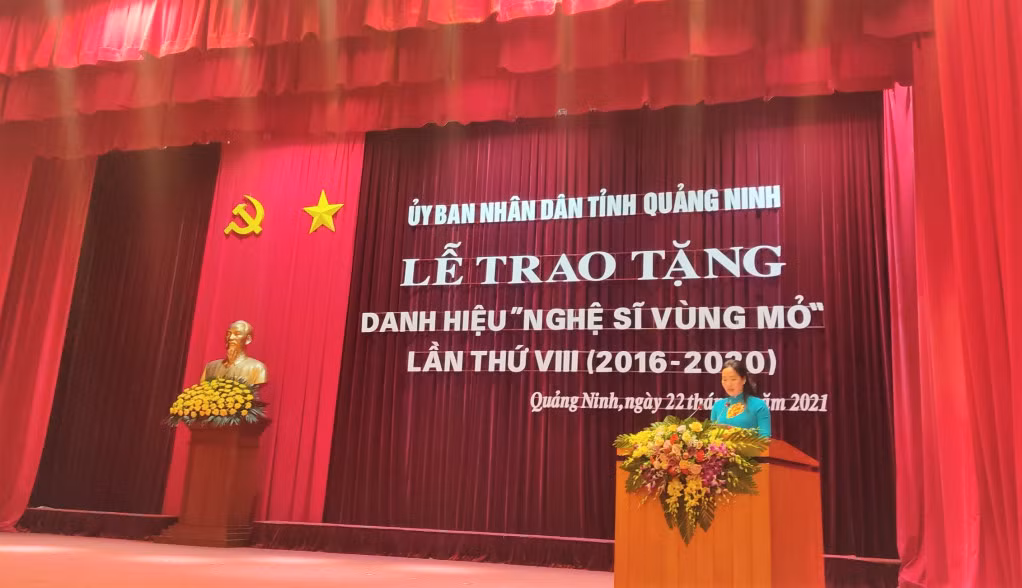 Đồng chí Nguyễn Thị Hạnh, Phó Chủ tịch UBND tỉnh, đề nghị các NSVM tiếp tục cống hiến để xây dựng nền văn hóa giàu bản sắc.
