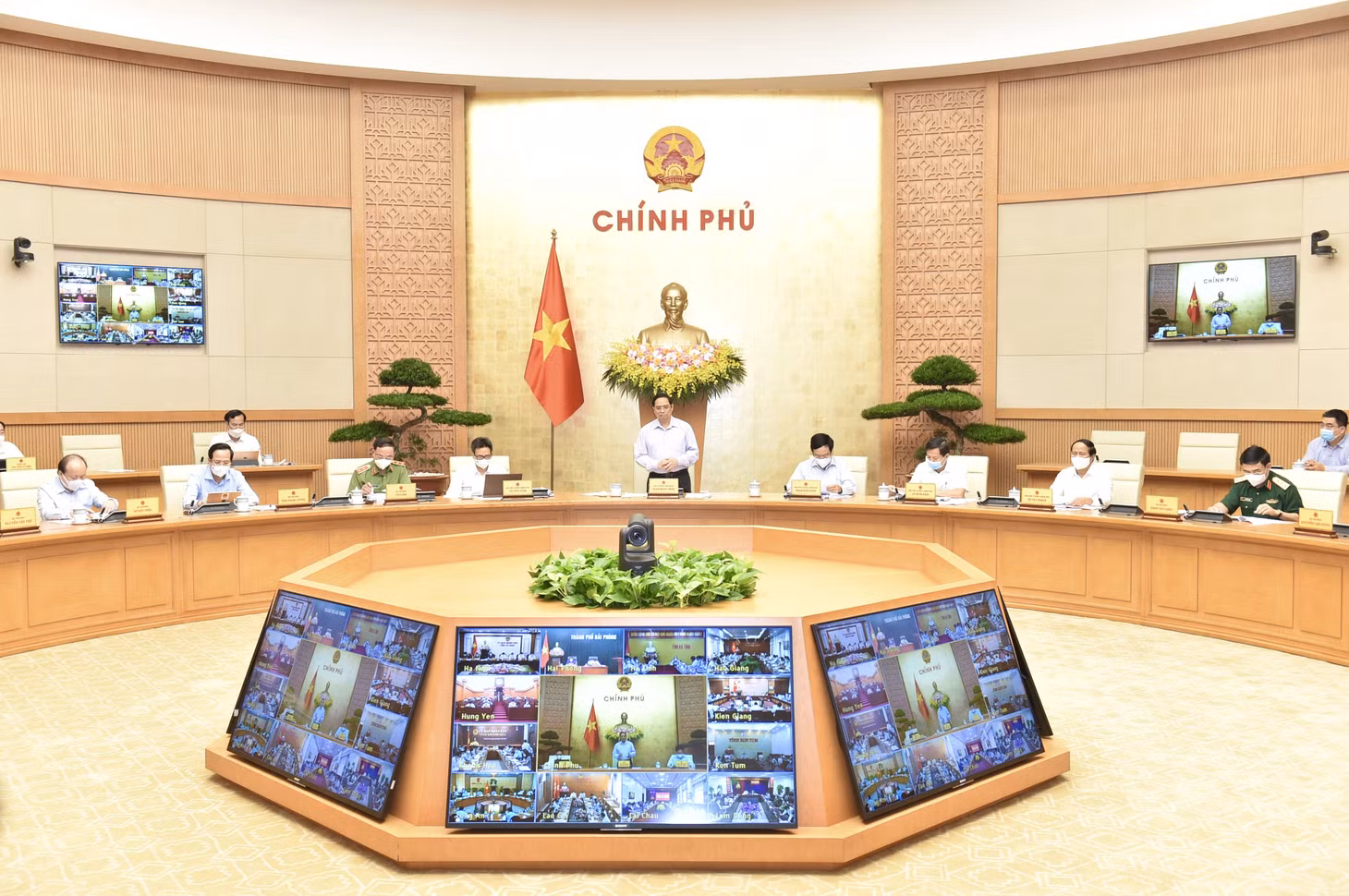 Thủ tướng Phạm Minh Chính nhấn mạnh, càng khó khăn càng phải đẩy mạnh phân cấp phân quyền để phát huy tính tích cực, chủ động, linh hoạt, tự chủ, tự chịu trách nhiệm của các cấp, các ngành, huy động được sức mạnh đại đoàn kết, truyền cảm hứng cho nhân dân cùng vào cuộc để thực hiện bằng được mục tiêu kép - Ảnh: VGP/Nhật Bắc
