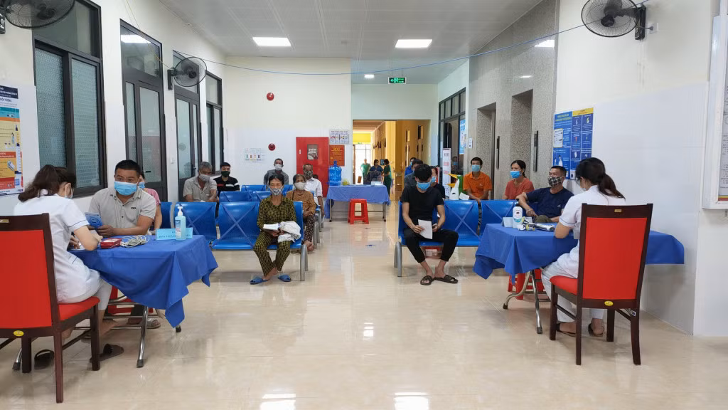 Ngân sách tỉnh tiếp tục dành nguồn lực cho công tác phòng, chống dịch Covid-19. (Trong ảnh: Điểm tiêm vắc-xin phòng Covid-19 cho người dân tại Trung tâm y tế huyện Bình Liêu). Ảnh: La Lành